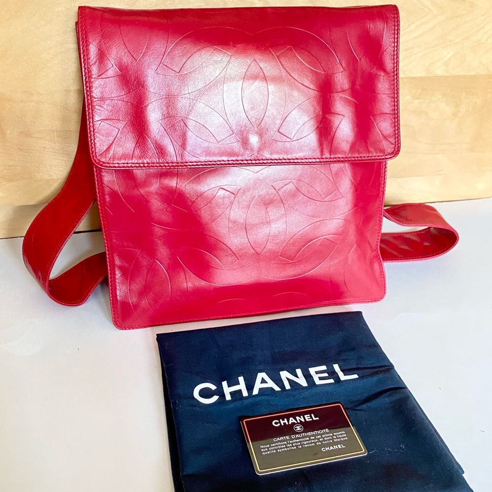 CHANEL LEATHER  MESSENGER BAG❤️
